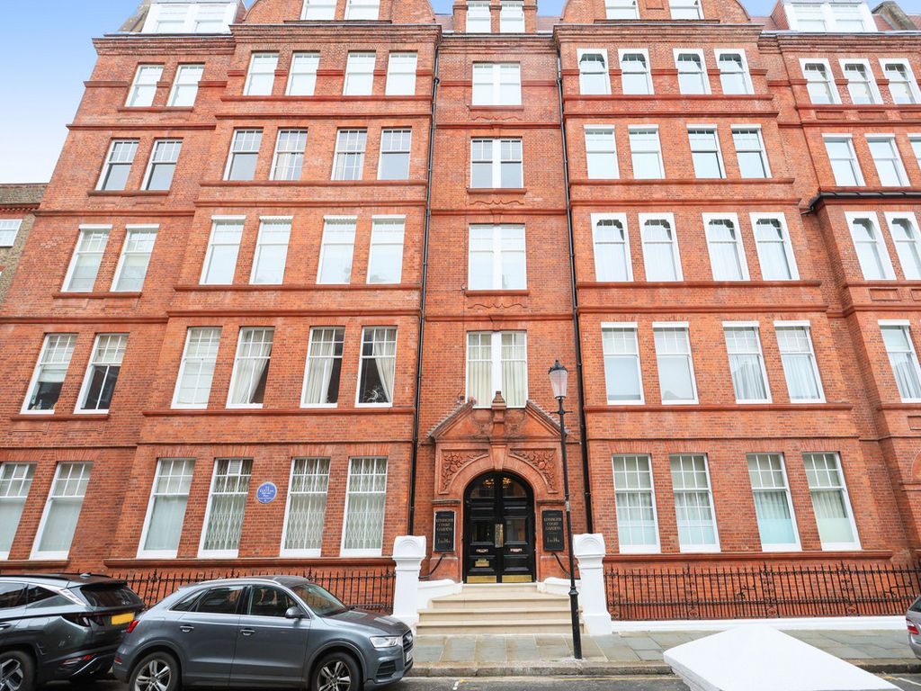 1 bed flat for sale in Kensington Court Gardens, London W8, £900,000