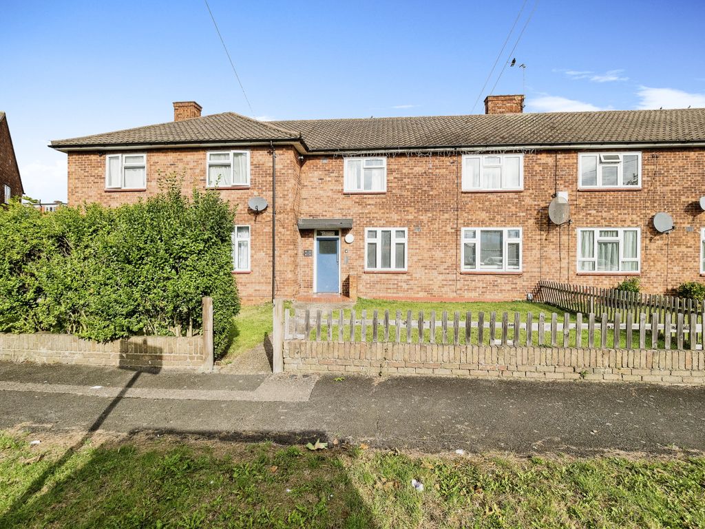 1 bed flat for sale in Longtown Close, Romford, Essex RM3, £200,000