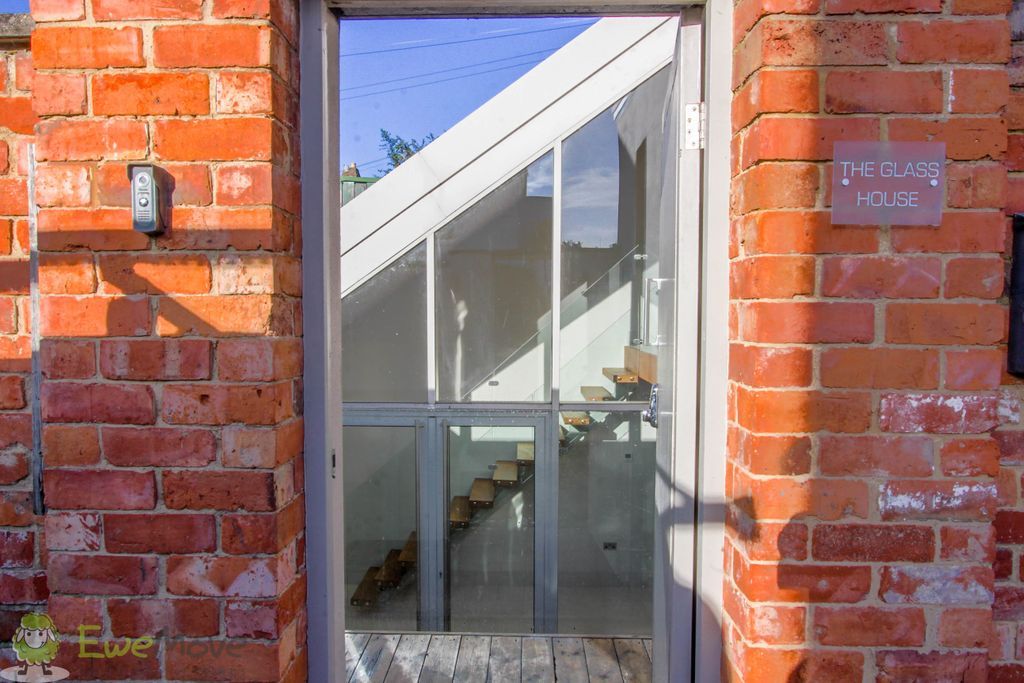 2 bed mews house to rent in Selkirk Street, Cheltenham GL52, £2,000 pcm