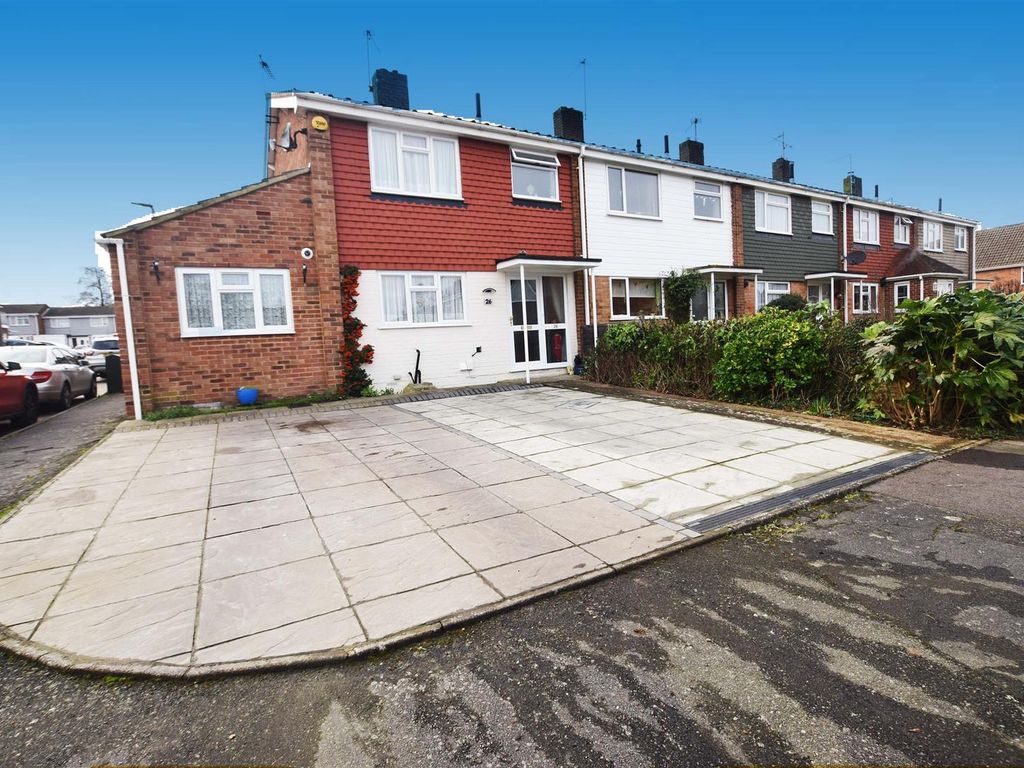 4 bed semidetached house for sale in Hunstanton Close, Rainham