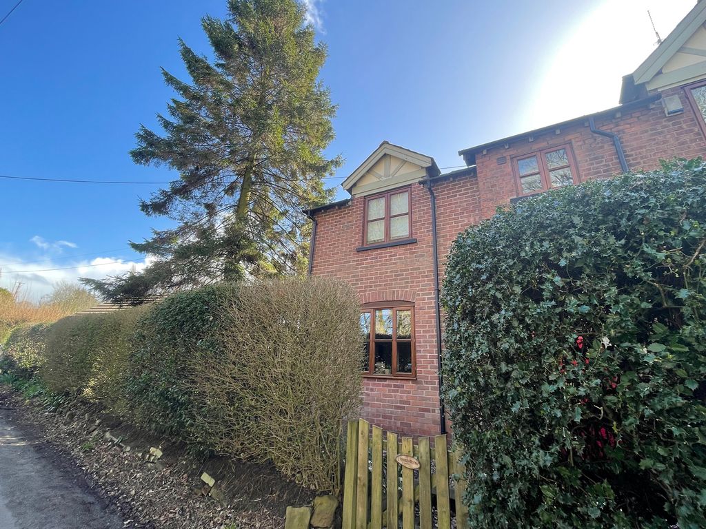 3 bed semidetached house for sale in Cuddington Lane, Cuddington