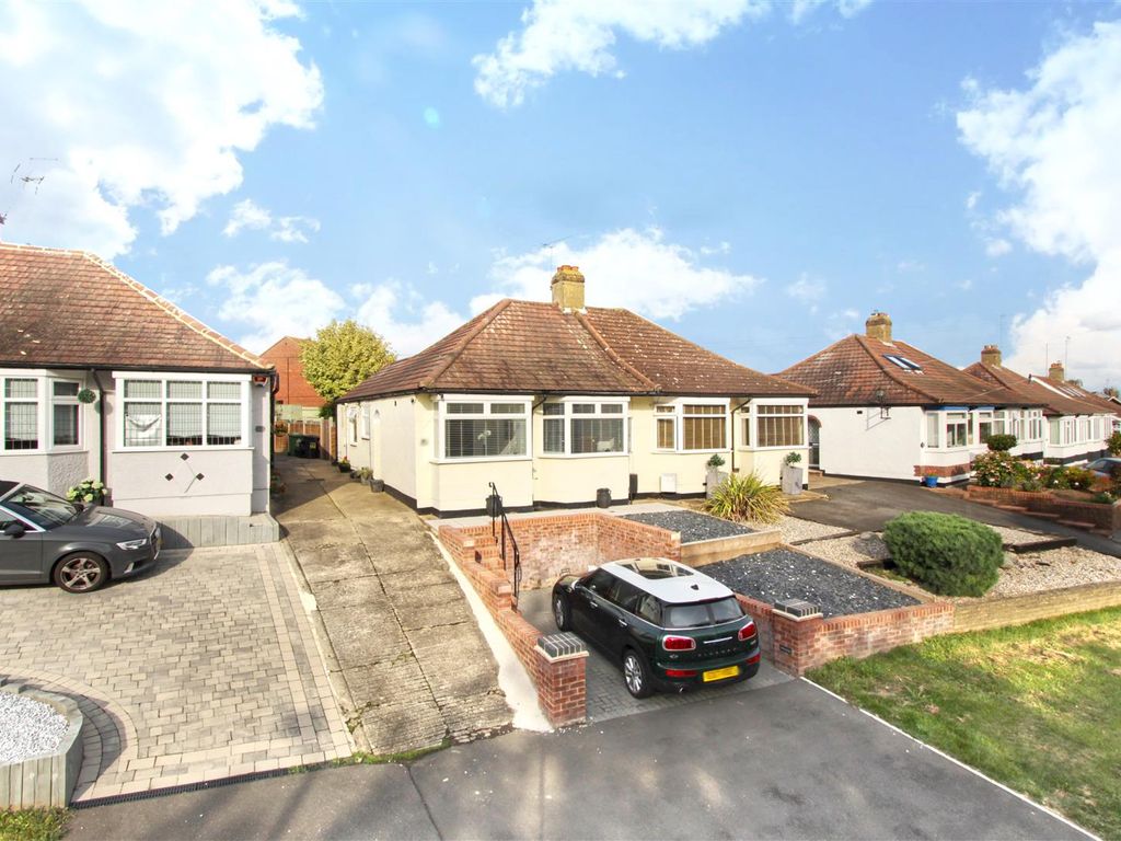 2 bed semidetached bungalow for sale in Longfield Lane, Cheshunt