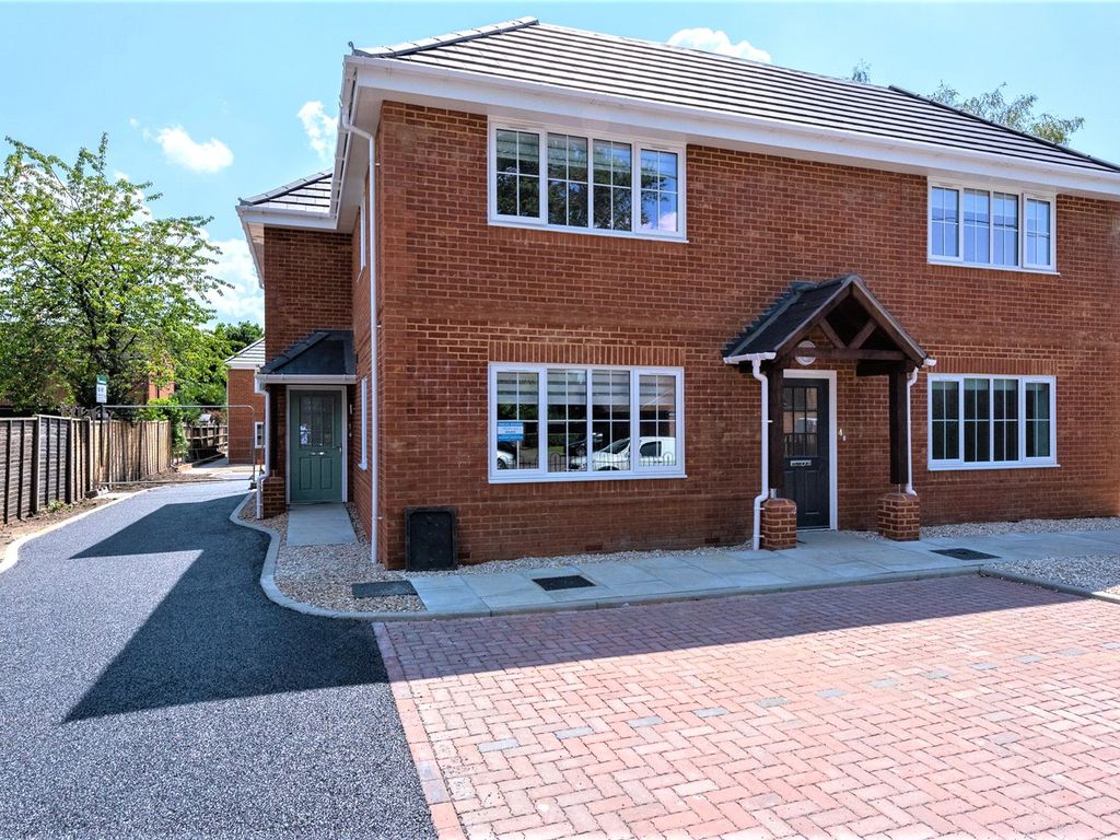 1 bed flat to rent in Station Road East, Ash Vale, Aldershot, Surrey