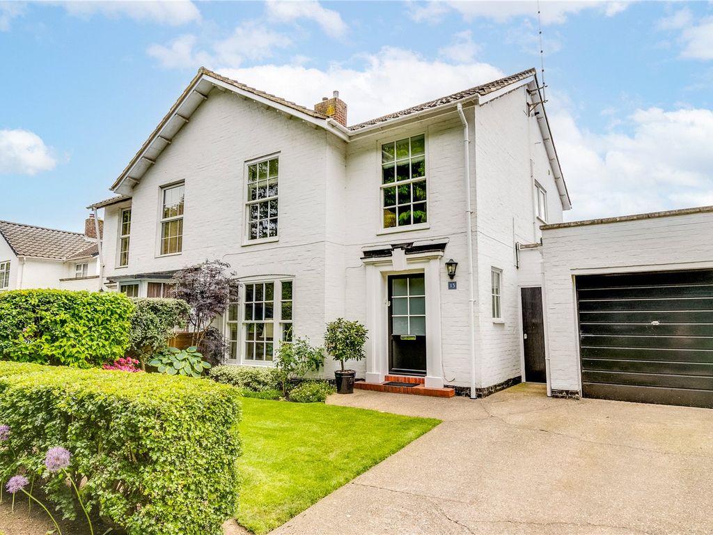 4 bed semidetached house for sale in Crossway, Welwyn Garden City
