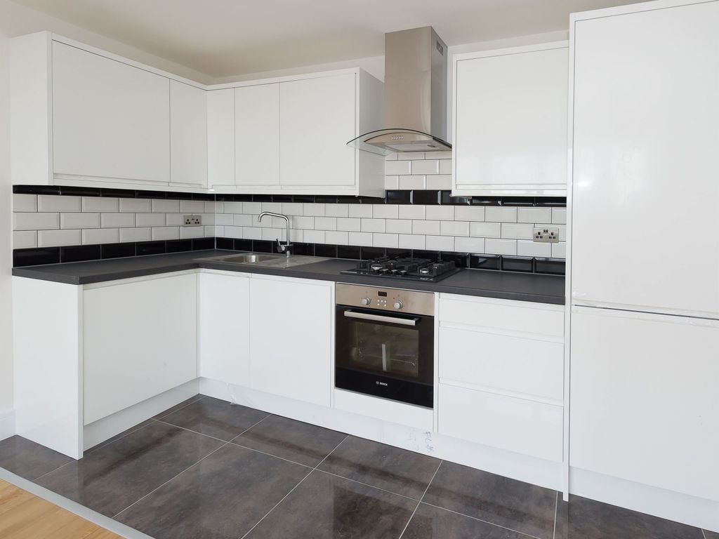 2 bed flat to rent in Apex House, London Road, Bracknell, Berkshire