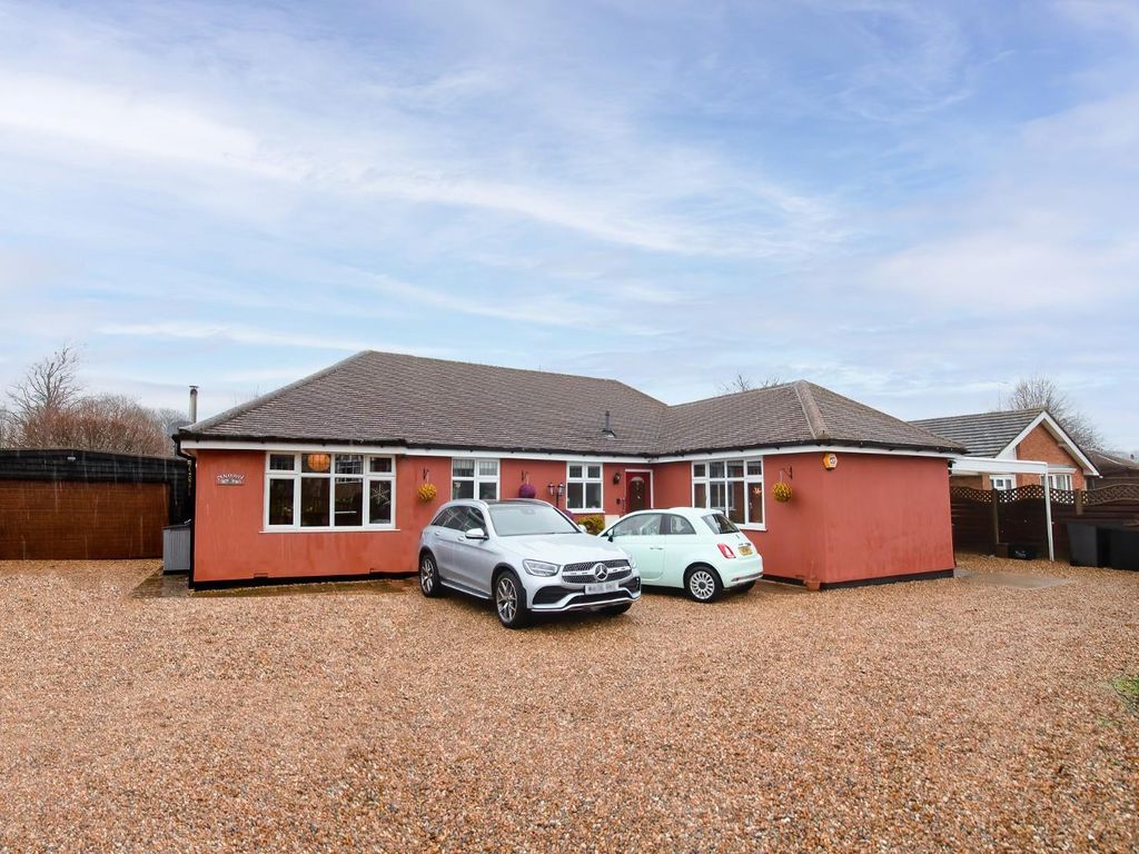 3 bed detached bungalow for sale in Furlong Lane, Totternhoe, Dunstable