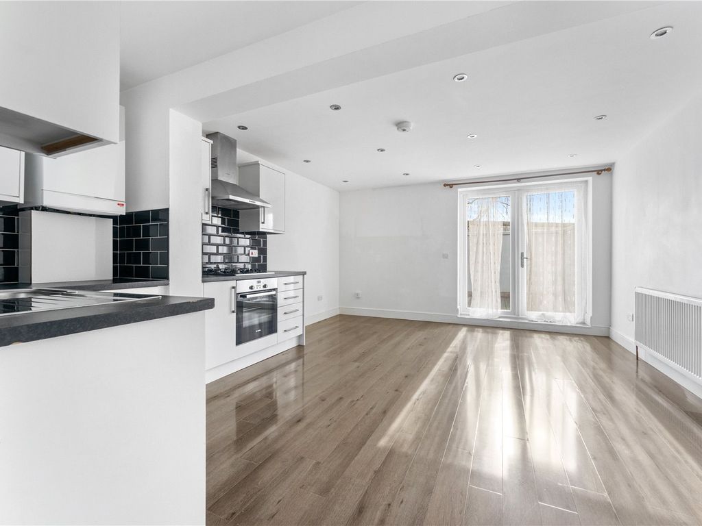 2 bed flat to rent in Cambridge Road, Kingston Upon Thames KT1, £1,750