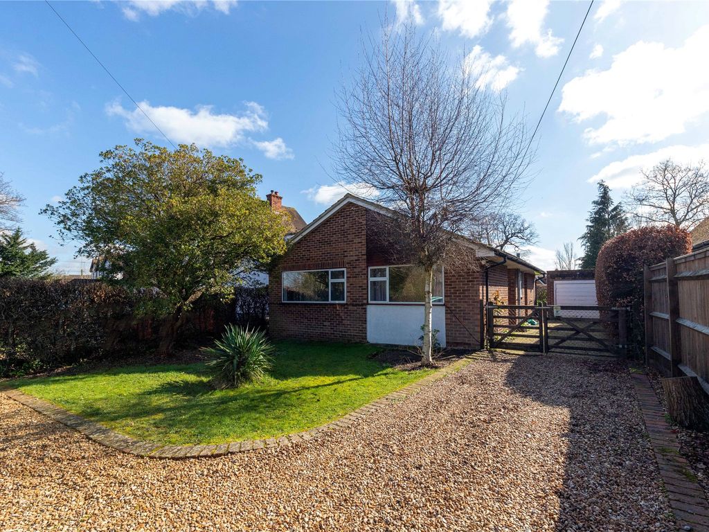 3 bed bungalow to rent in Robin Hood Way, Winnersh, Wokingham