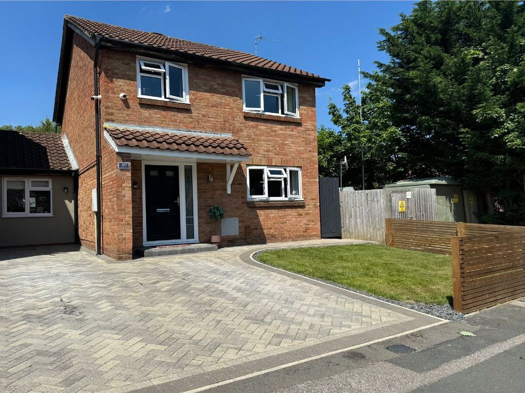 3 bed link detached house for sale in Tower Drive, Neath Hill, Milton