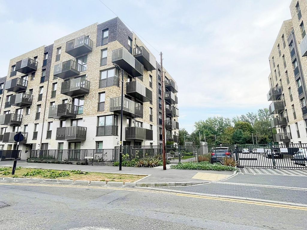 2 bed flat to rent in Passerine Point, Alma Road, Enfield EN3 Zoopla