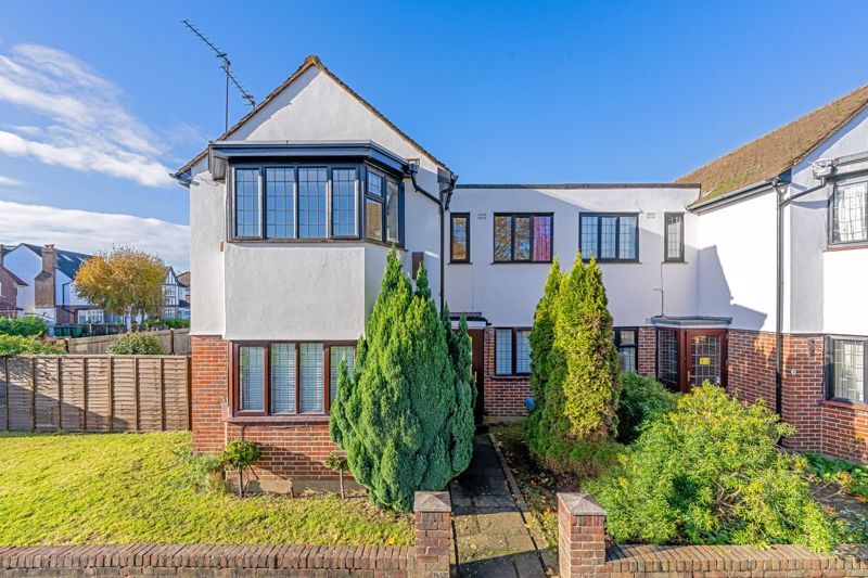 2 bed flat to rent in Lyndale, Hampton Court Way, Thames Ditton KT7, £