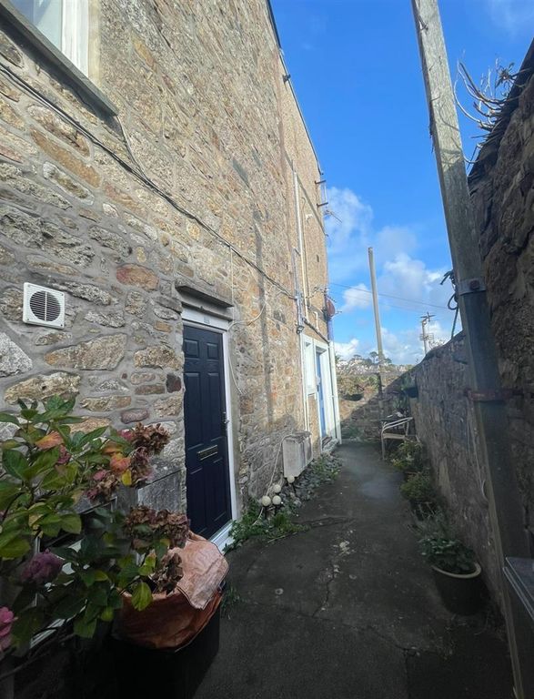 2 bed flat to rent in Alma Terrace, Penzance TR18, £800 pcm Zoopla