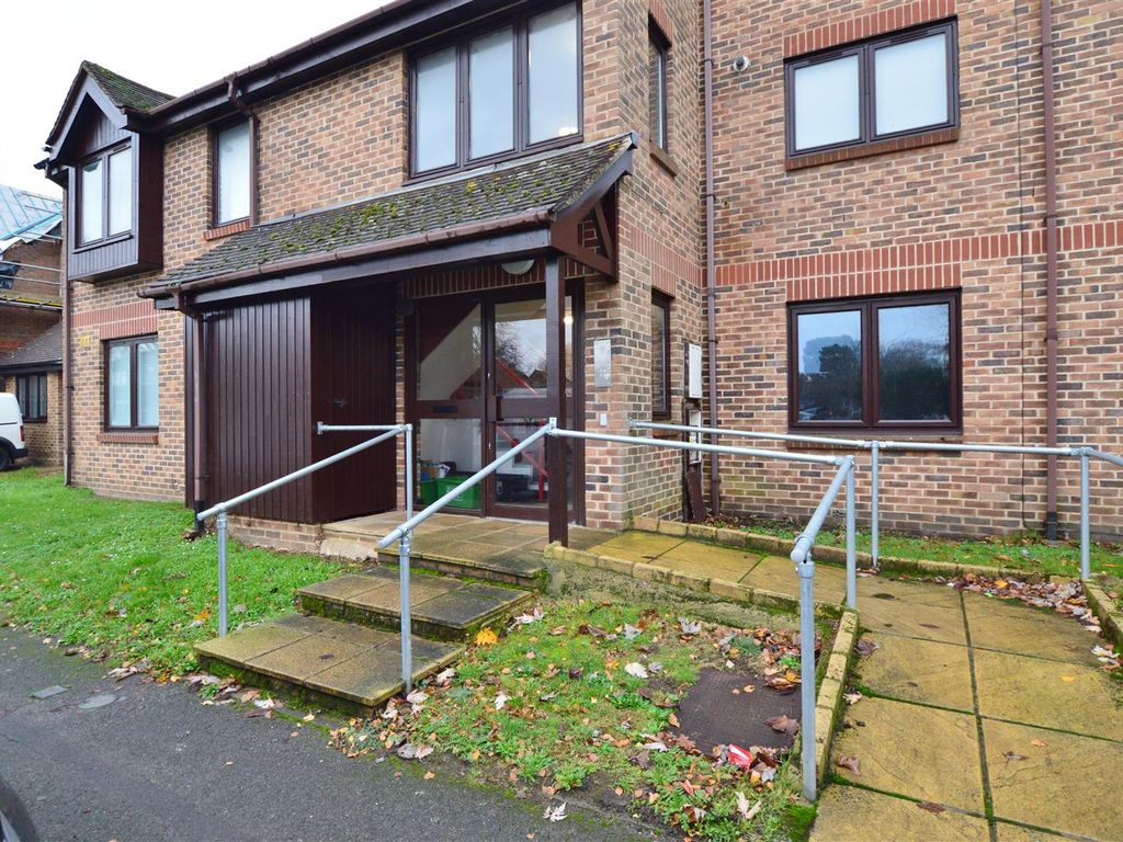 1 bed for sale in Langtons Meadow, Farnham Common, South