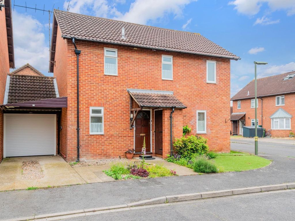 3 bed detached house for sale in Cardinal Close, Worcester Park KT4, £