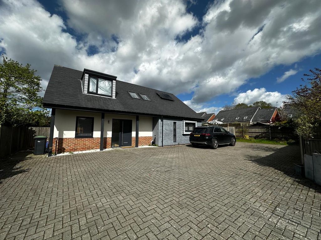 4 bed detached house to rent in Hart Plain Avenue, Cowplain
