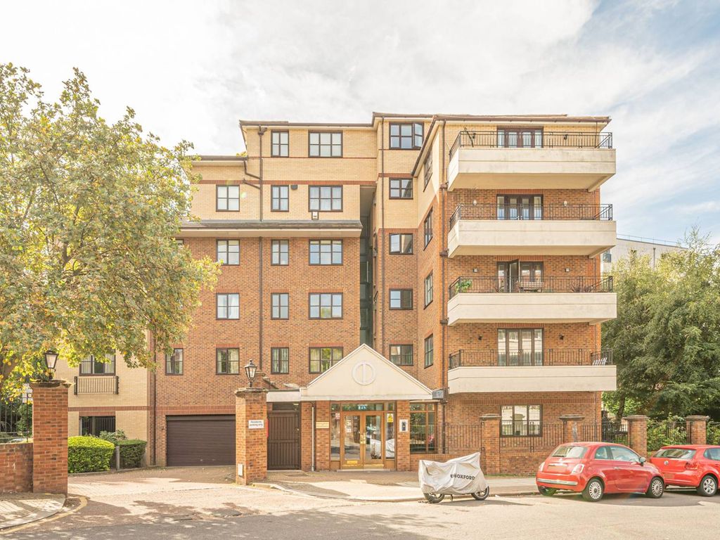 3 bed flat for sale in West Heath Road, Hampstead, London NW3, £870,000