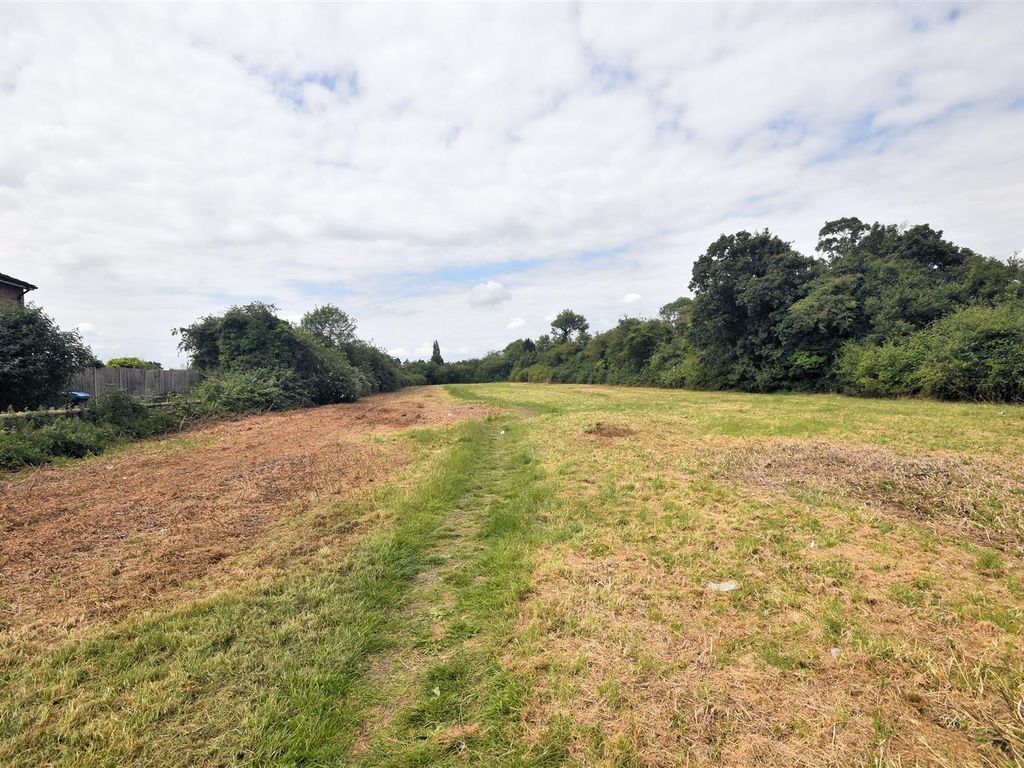 Land for sale in Barley Close, Weston Turville, Aylesbury HP22, £80,000