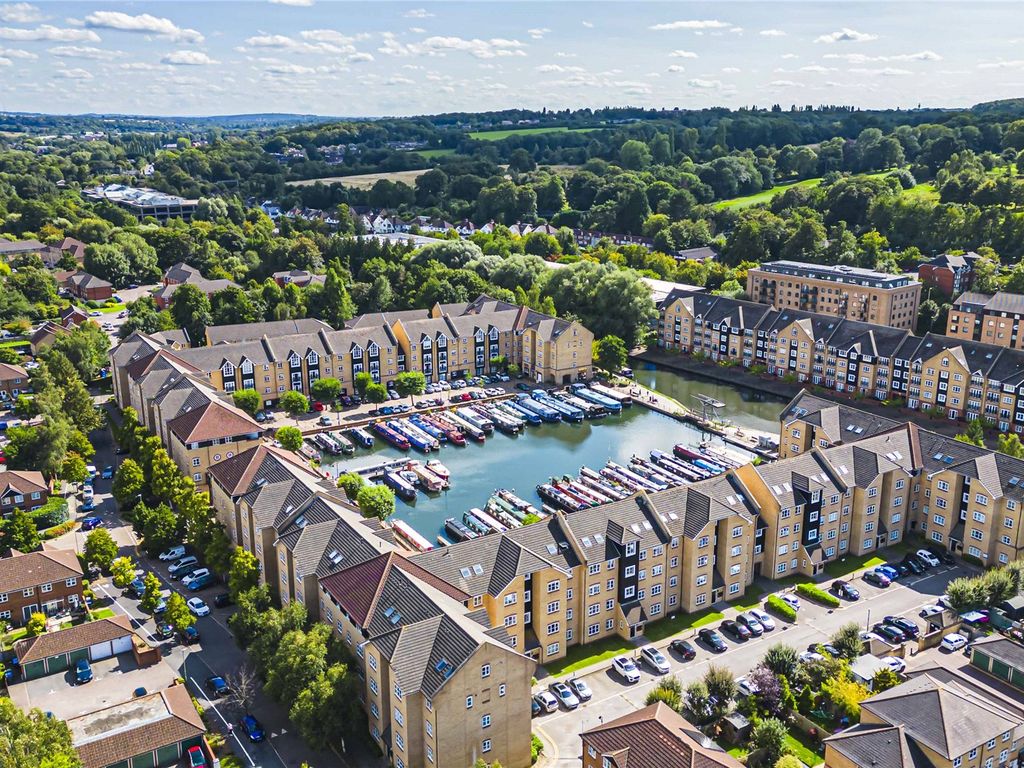 2 bed flat for sale in Imperial Way, Apsley Marina, Apsley, Hertfordshire HP3, £315,000 Zoopla