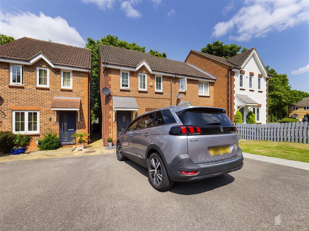 3 bed end terrace house for sale in Foyle Close, Great Ashby, Stevenage