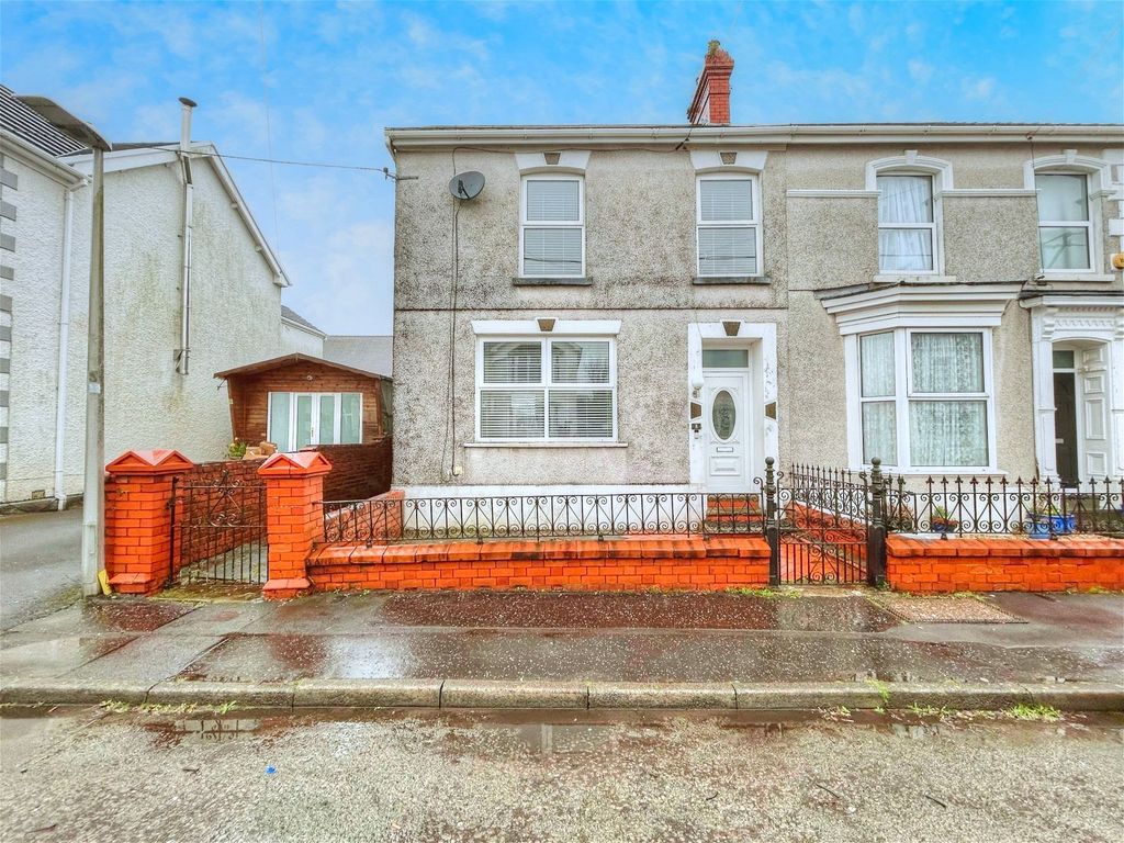 4 bed semidetached house for sale in Glasfryn Road, Pontarddulais