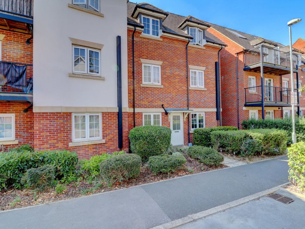 1 bed flat to rent in Widmer House, Kingshill Drive, High