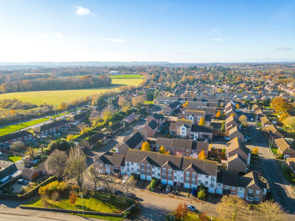 3 bed terraced house for sale in The Oaks, Newbury, Berkshire RG14, £