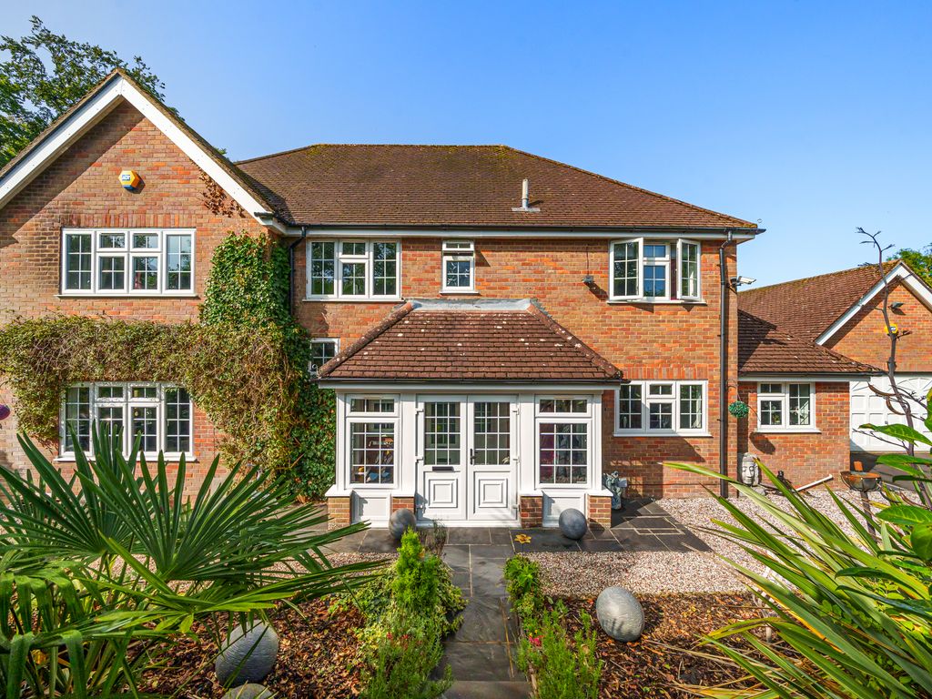 5 bed detached house for sale in Manor Road, High HP10, £