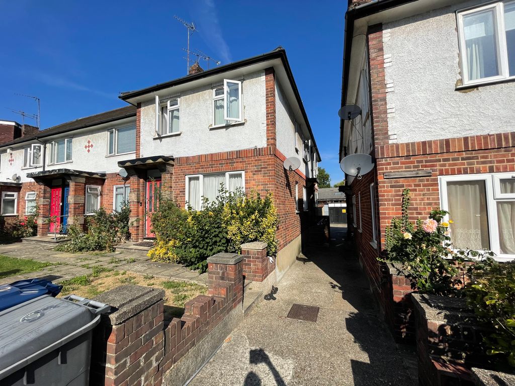 2 bed to rent in Squires Court Abingdon Road, Finchley N3