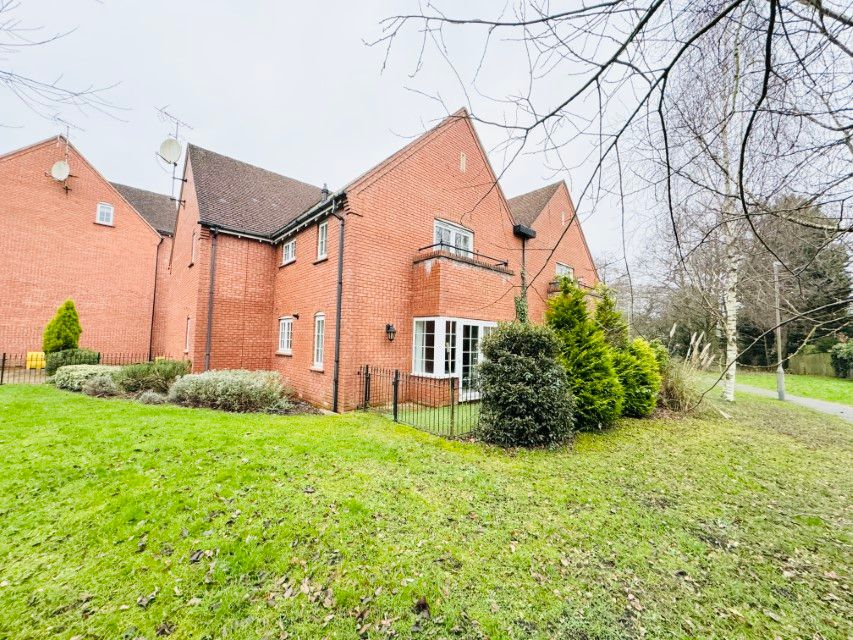 2 bed flat to rent in Foxley Drive, CatherineDeBarnes B91, £1,200 pcm