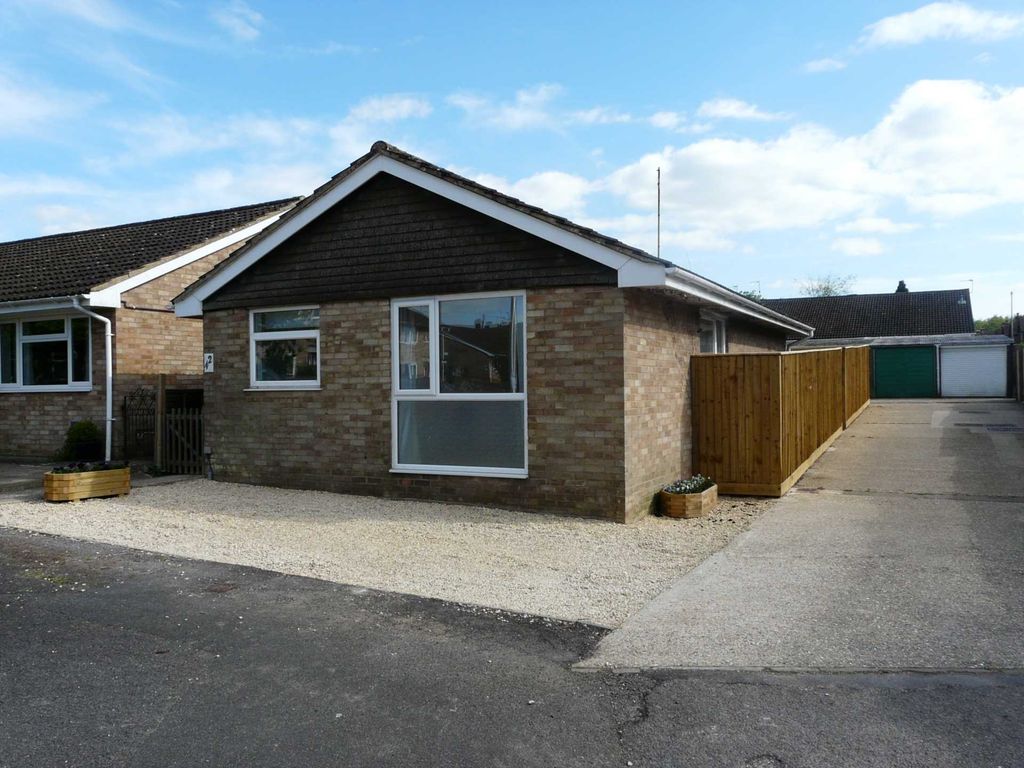 2 bed bungalow to rent in Hillside Road, Hungerford RG17, £1,200 pcm
