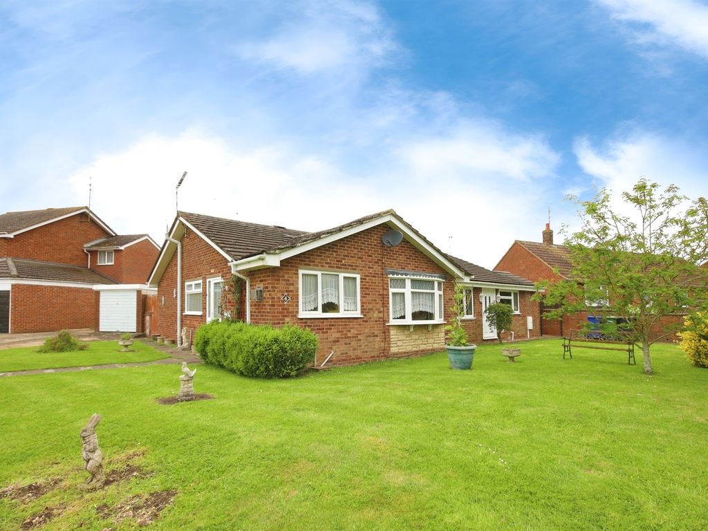 2 bed semidetached bungalow for sale in Elm Drive, Deanshanger, Milton