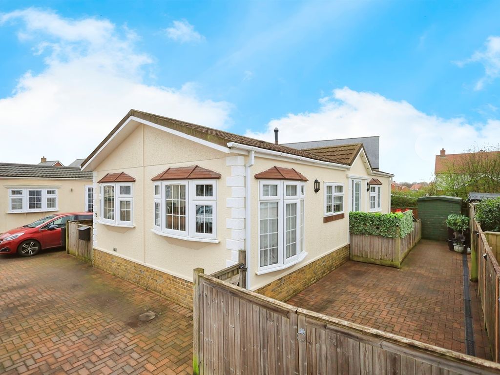 2 bed mobile/park home for sale in New Road, Hellingly, Hailsham BN27