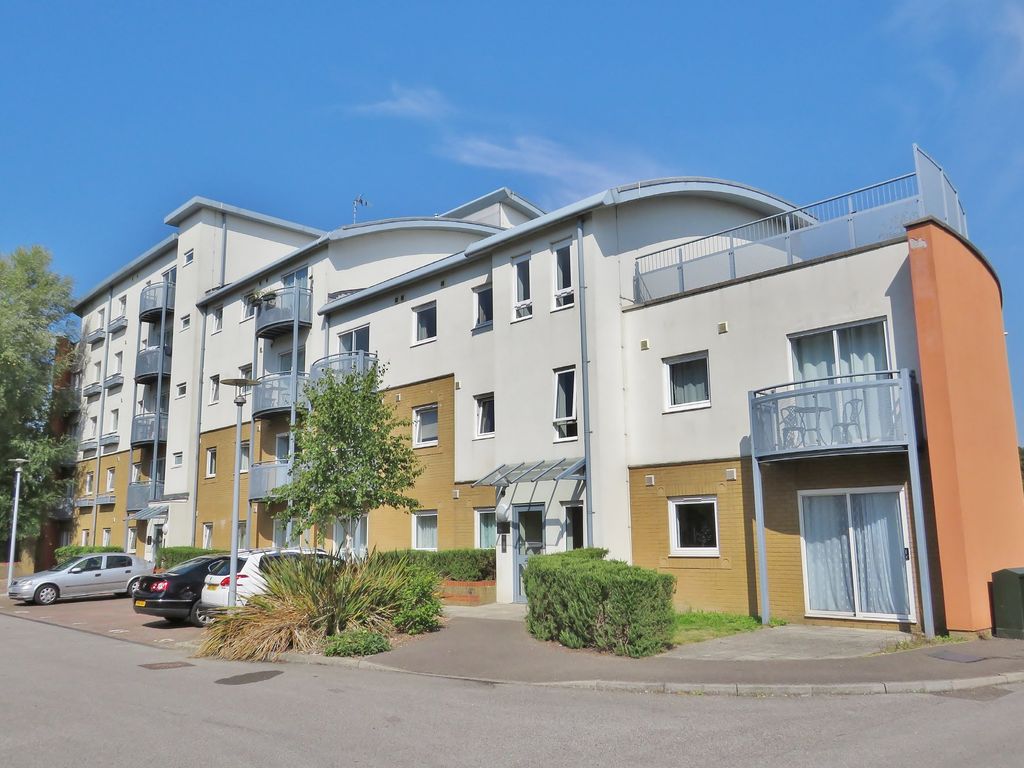 2 bed flat to rent in Trafalgar Gardens, Pound Hill, Crawley, West
