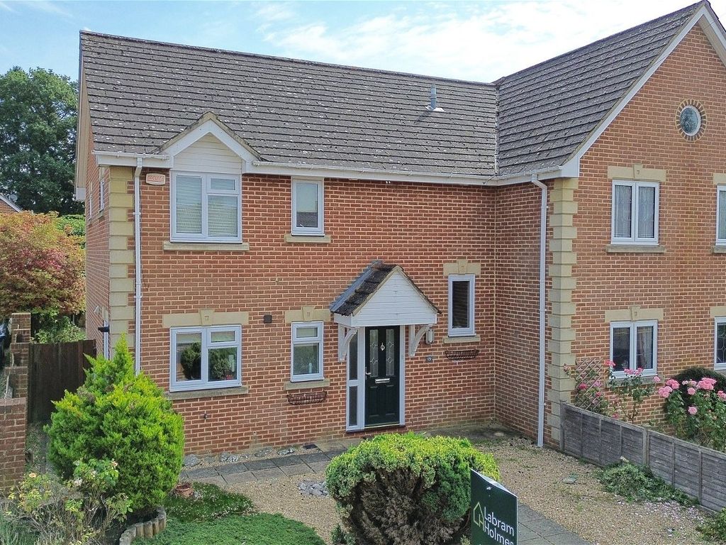 3 bed semidetached house for sale in Rochester Grove, Fleet GU51, £