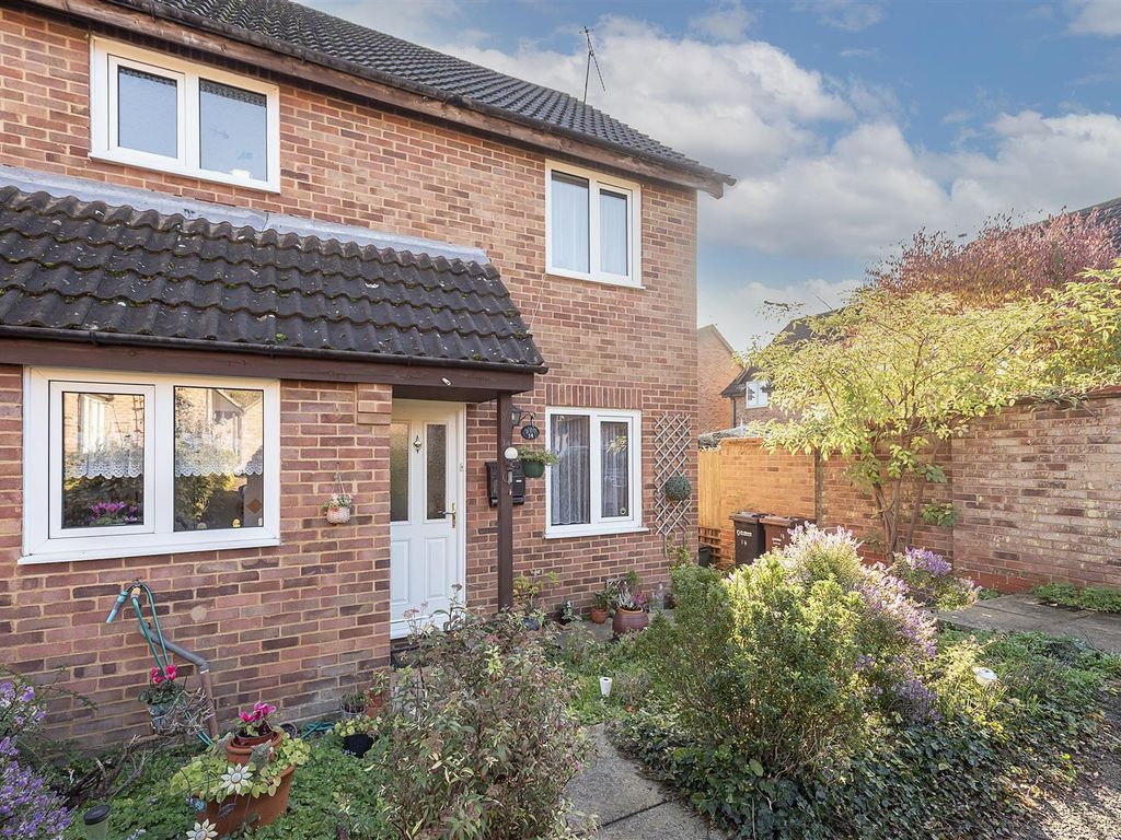 1 bed terraced house for sale in Aldbury Close, Sandridge, St.Albans