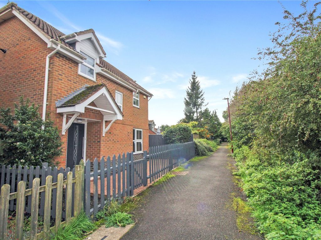 3 bed detached house for sale in Snowshill Close, Swindon, Wiltshire