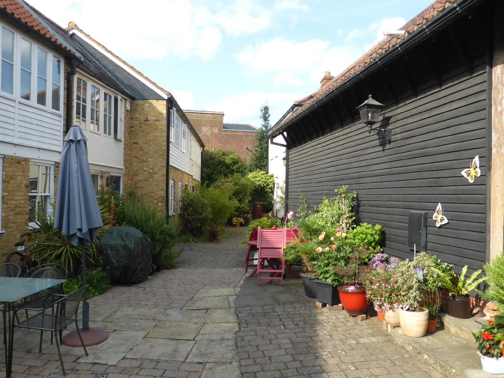 1 bed flat to rent in High Street, Ewell, Epsom KT17, £1,250 pcm Zoopla