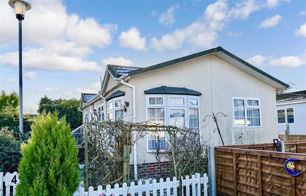 2 bed mobile/park home for sale in London Road, West Kingsdown, Kent