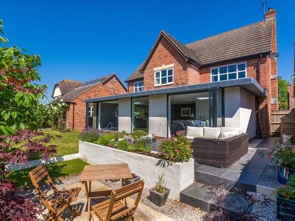 5 bed detached house for sale in Emmerson Avenue StratfordUponAvon