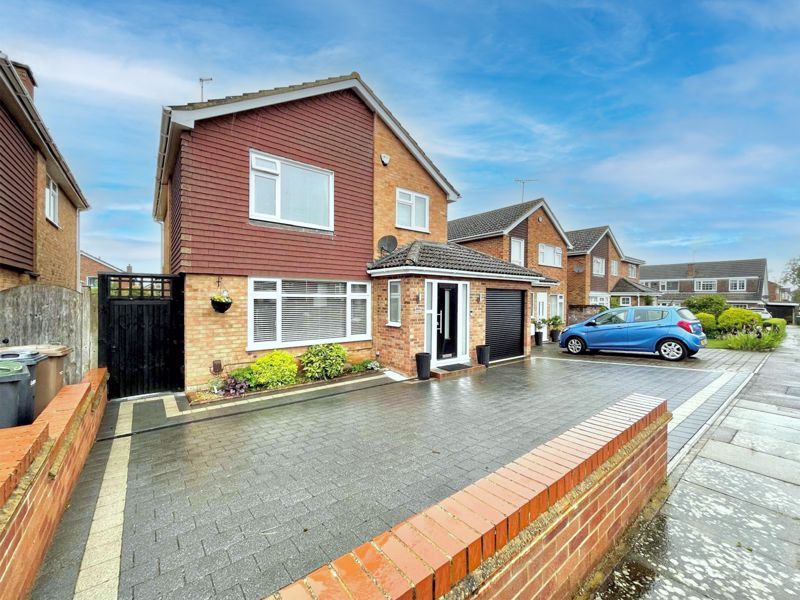 4 bed detached house for sale in Turnpike Drive, Luton LU3, £550,000