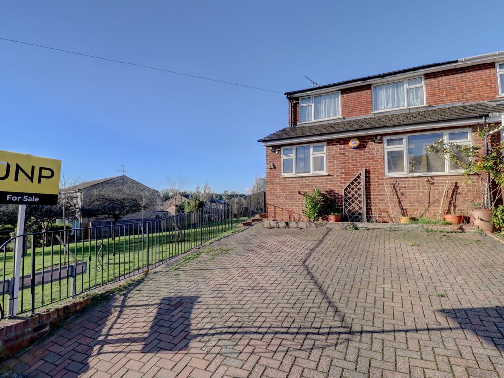 4 bed semidetached house for sale in Hill, Widmer End, High