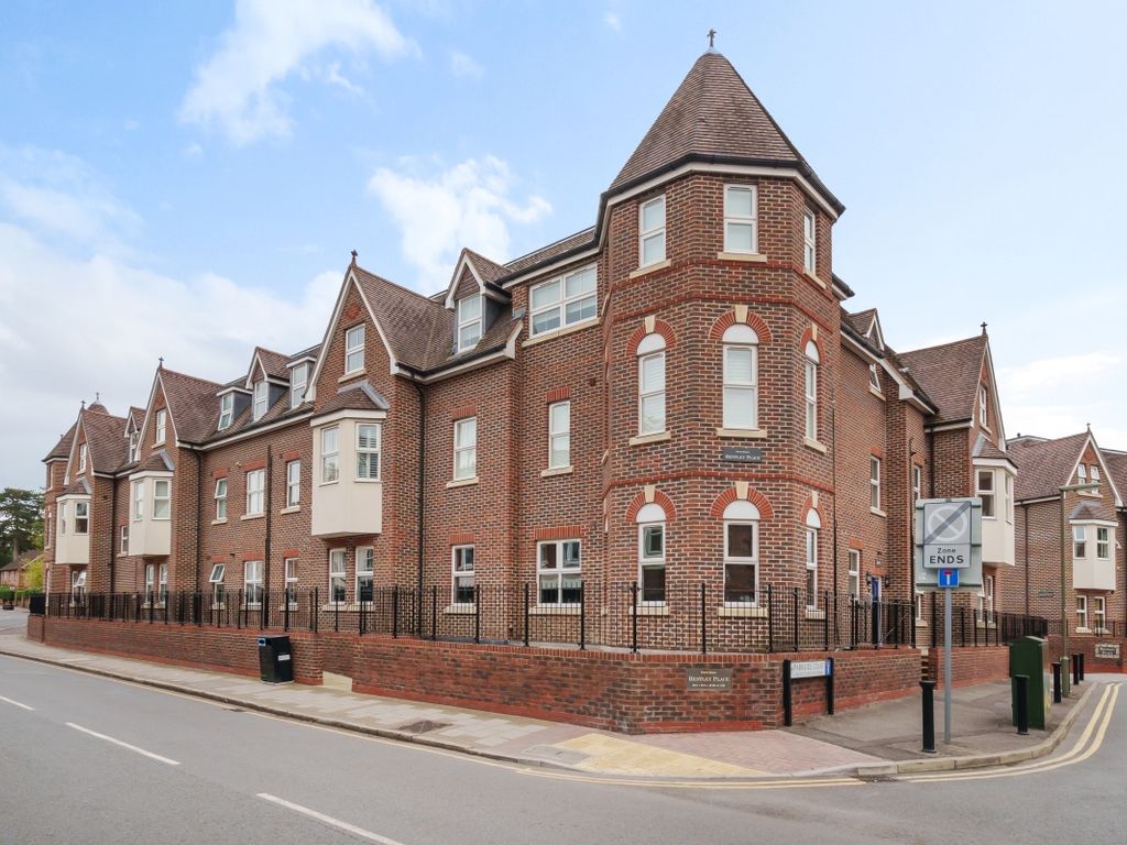 1 bed flat to rent in Baker Street, Weybridge KT13, £1,400 pcm Zoopla