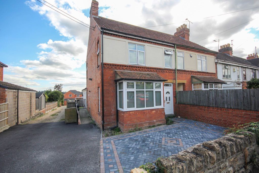 4 bed end terrace house for sale in Preston Road, Yeovil, Somerset BA20