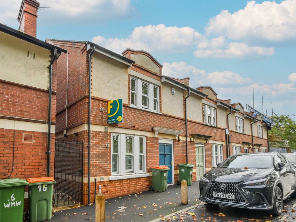 3 bed semidetached house for sale in Woolwich Manor Way, Royal Docks