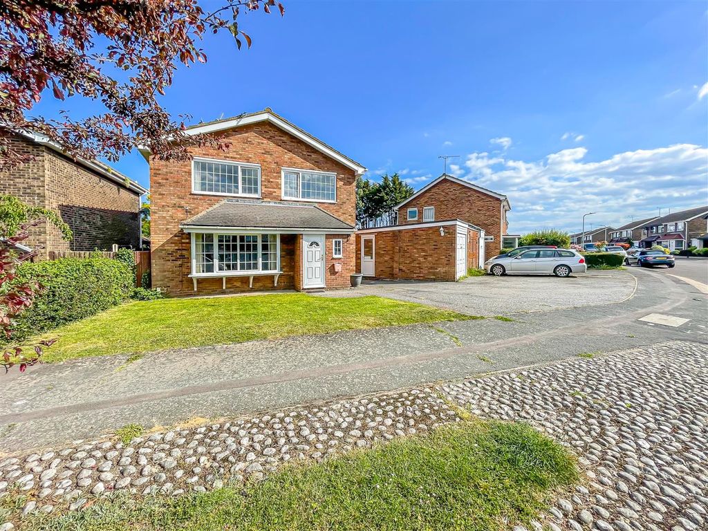 4 bed property for sale in Raphael Drive, Shoeburyness, SouthendOnSea
