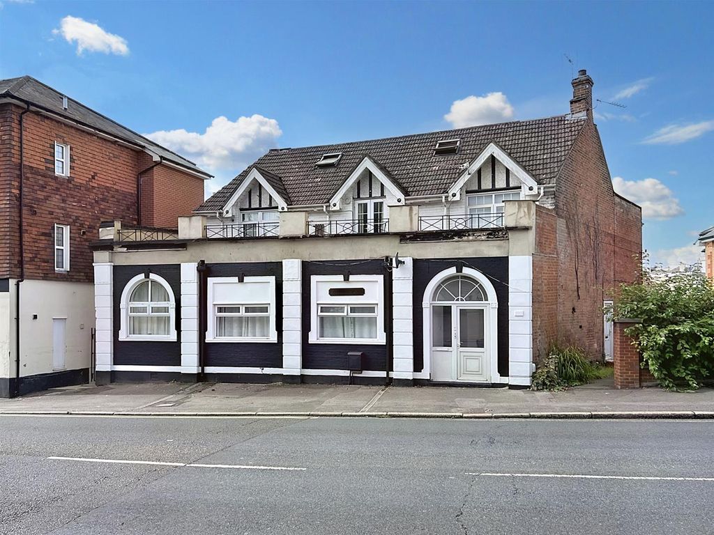 1 bed flat for sale in High Street, Aldershot GU11, £140,000 Zoopla