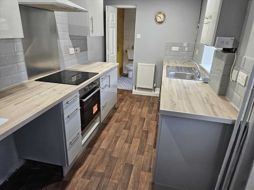 3 bed terraced house to rent in Station Close, Hunts Cross, Liverpool