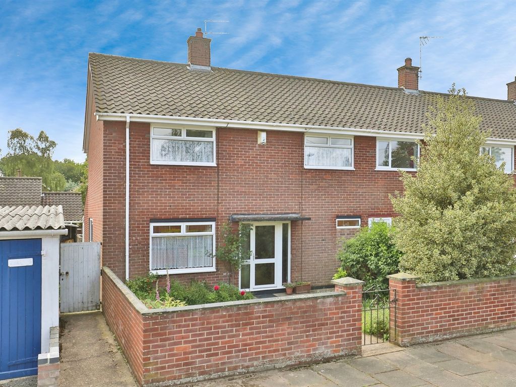 3 bed end terrace house for sale in Chipperfield Road, Norwich NR7, £