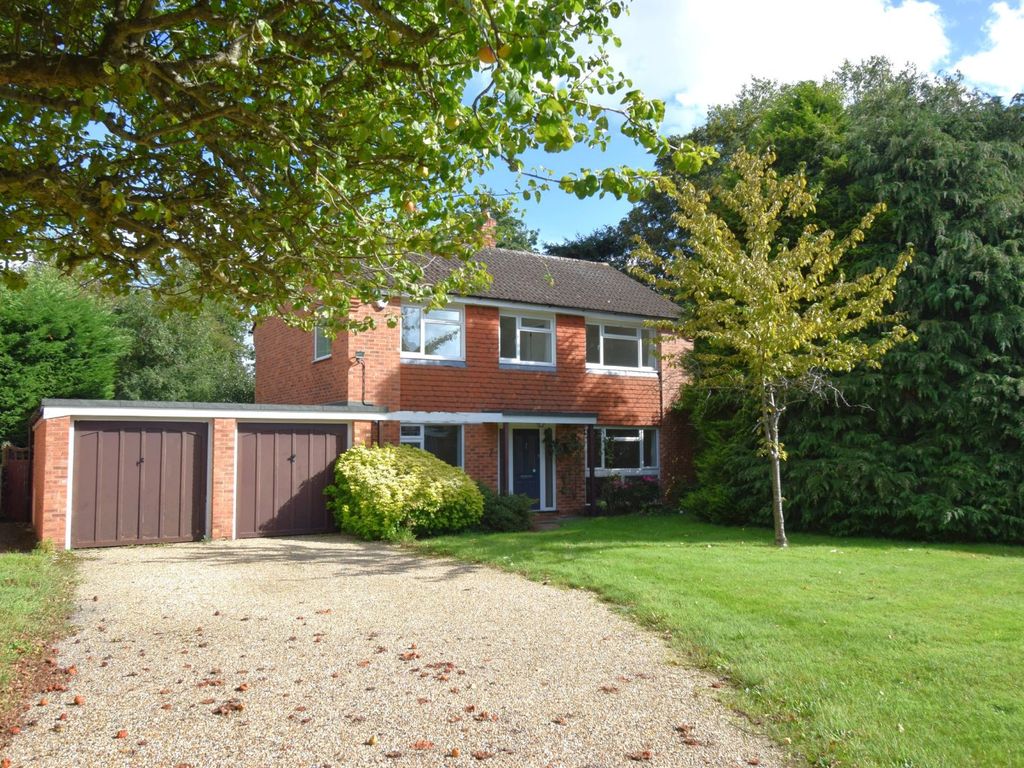 4 bed detached house for sale in Cheveley Gardens, Burnham SL1, £