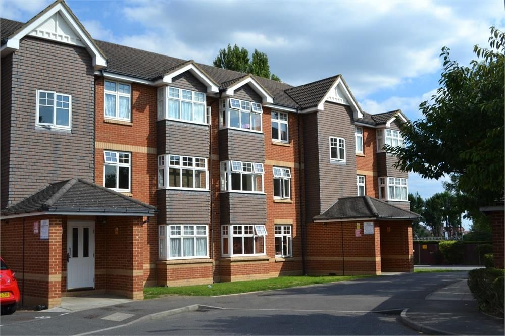 2 bed flat to rent in Chamberlain Gardens, Hounslow TW3 Zoopla